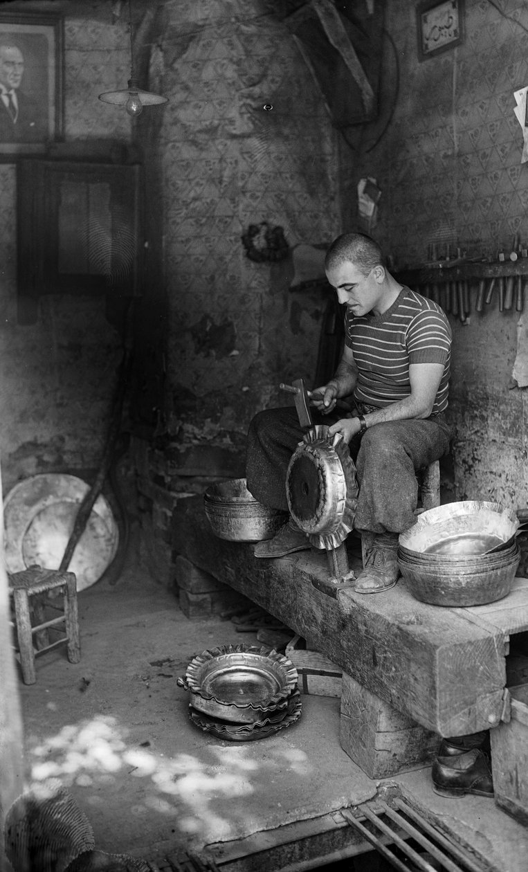 Métallurgiste italien martelant une feuille de métal pour fabriquer un récipient ou un pot, Italie - Bernard F. Rogers