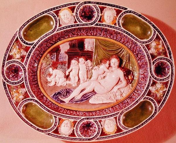Assiette ovale représentant une femme symbolisant la fertilité - Bernard Palissy