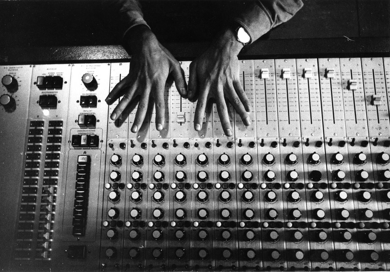 Les mains sur la console de mixage - Bernard Perrine