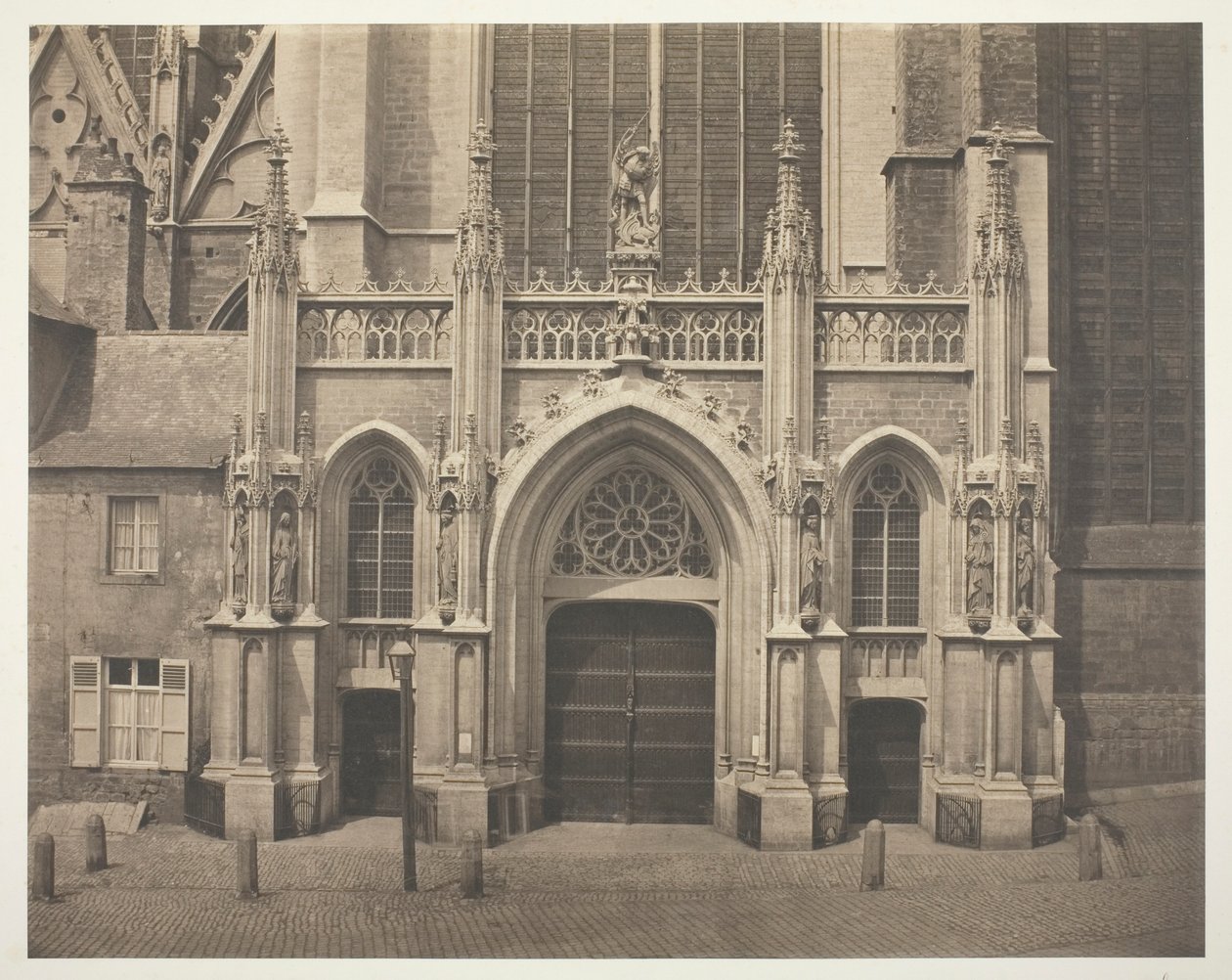 Sans titre [Façade sud du transept de la cathédrale Saint-Michel et Sainte-Gudule à Bruxelles, Belgique]. - Bisson Frères