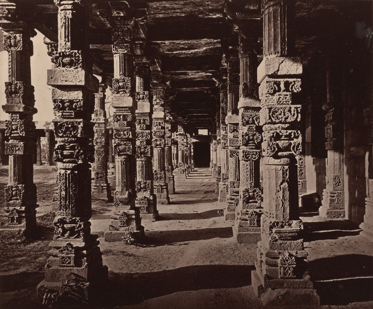 Intérieur de la colonnade de piliers hindous de la Kootub - Bourne and Shepherd