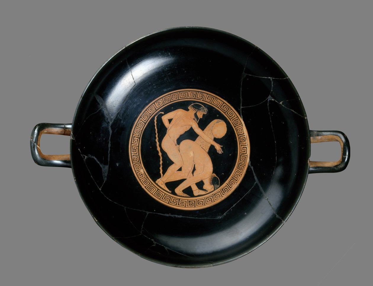 Kylix à figures rouges représentant un homme et une femme faisant l
