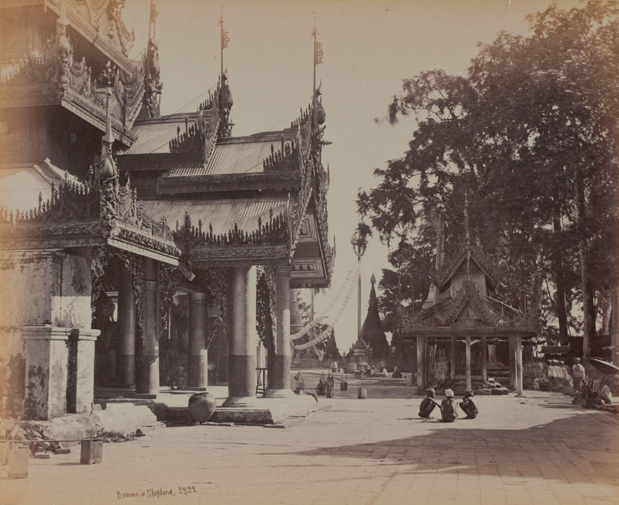 Cour dans le palais, Mandalay - British Photographer