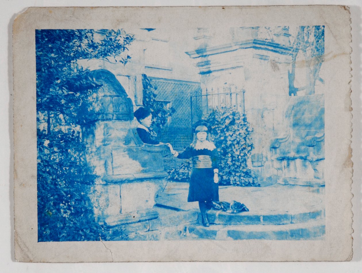 Elaine et Lancelot Grimshaw aux portes de Knostrop Hall - British Photographer