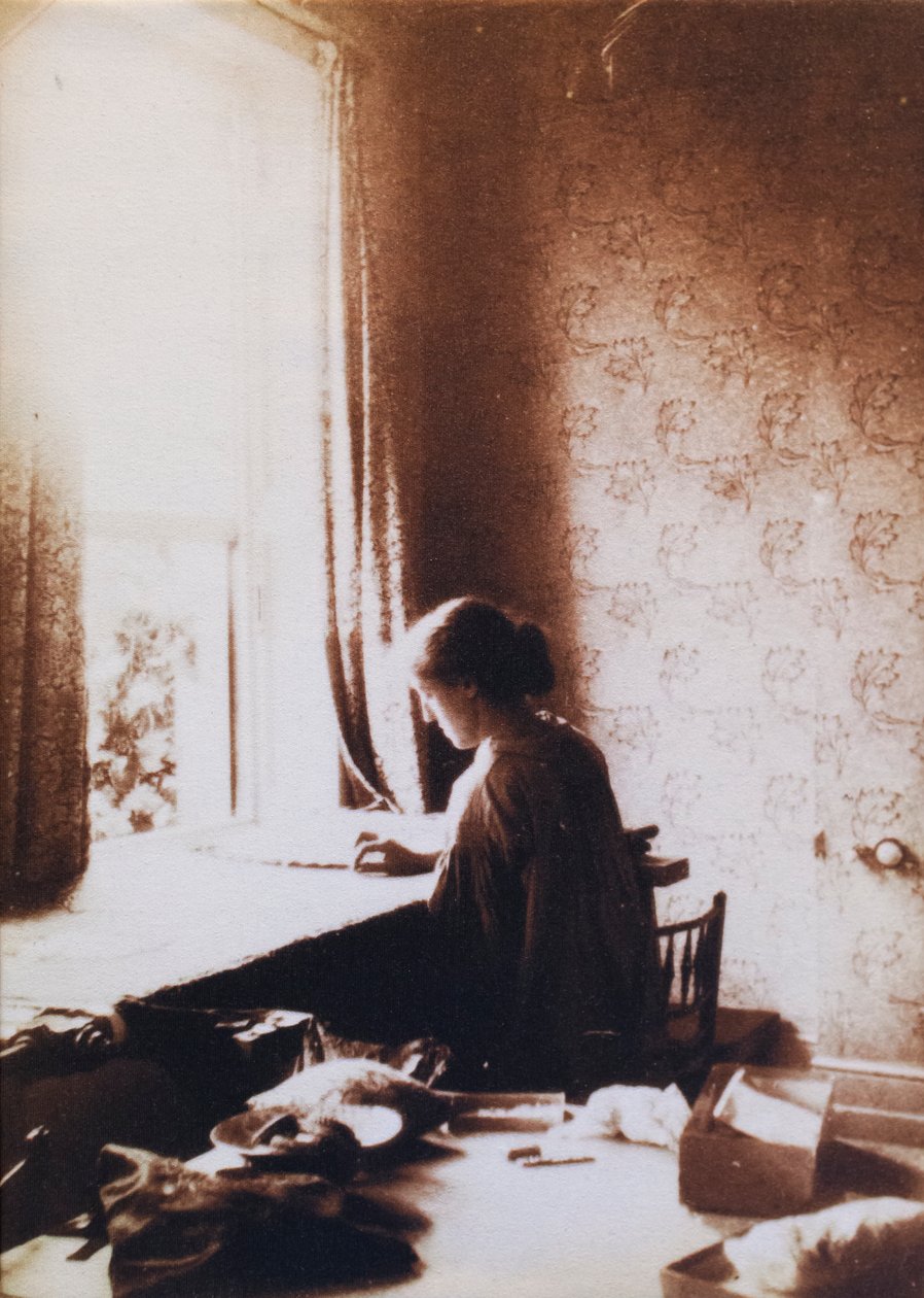 May Morris au travail, début des années 1890 - British Photographer