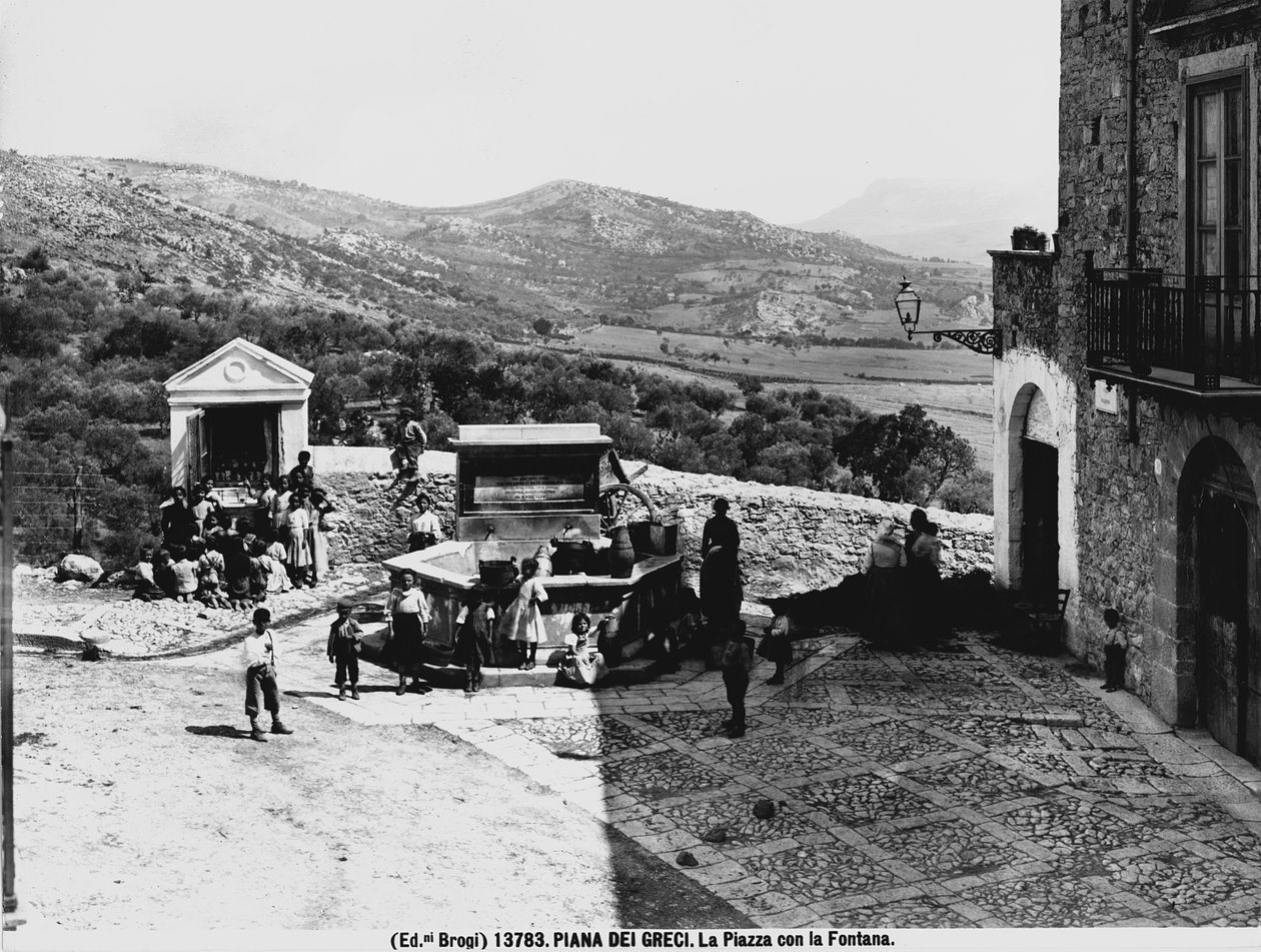 Piana dei Greci. La place avec la fontaine. (photo n/b) - Brogi Brogi