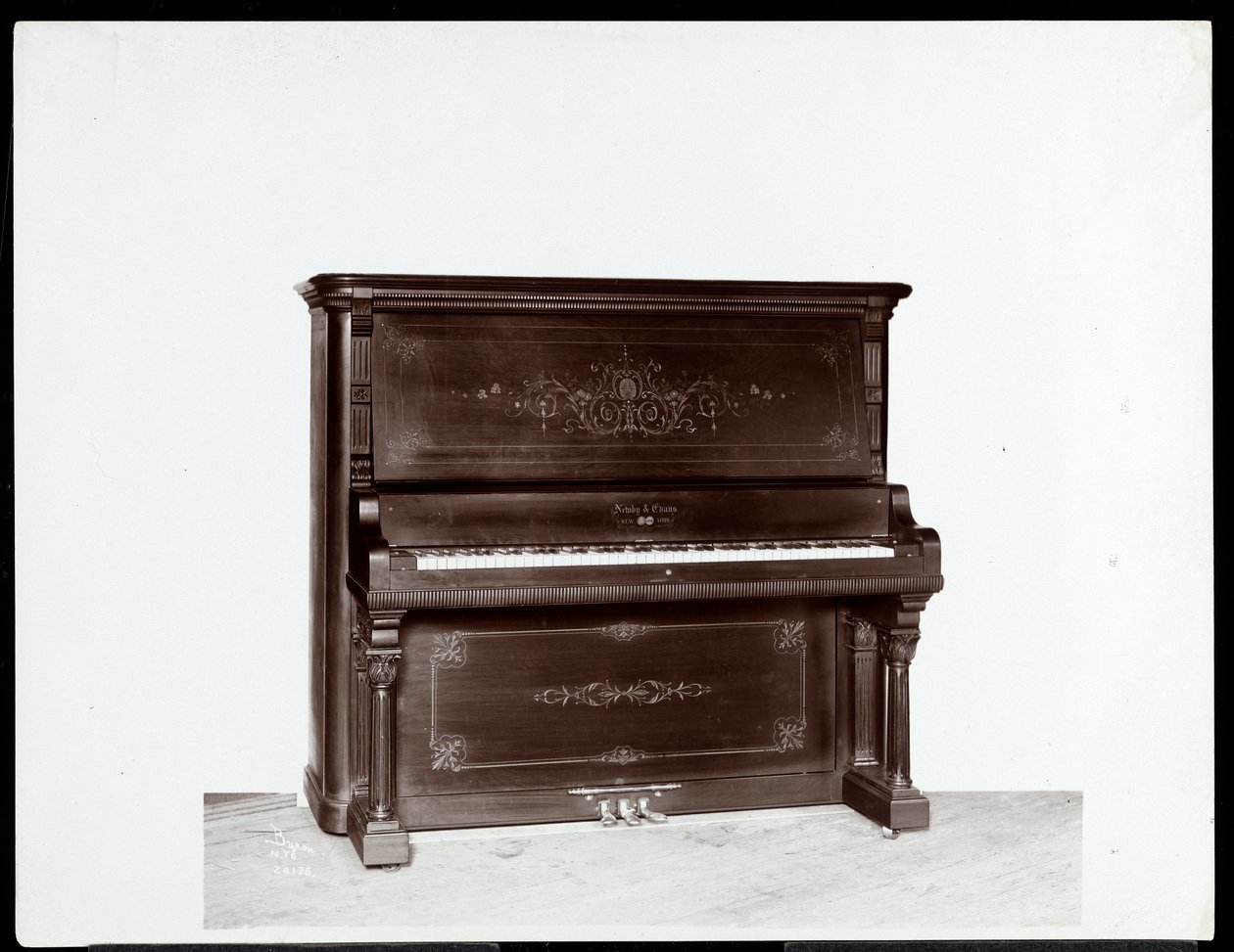 Un piano de Newby und Evans Piano Co., 1907 - Byron Company