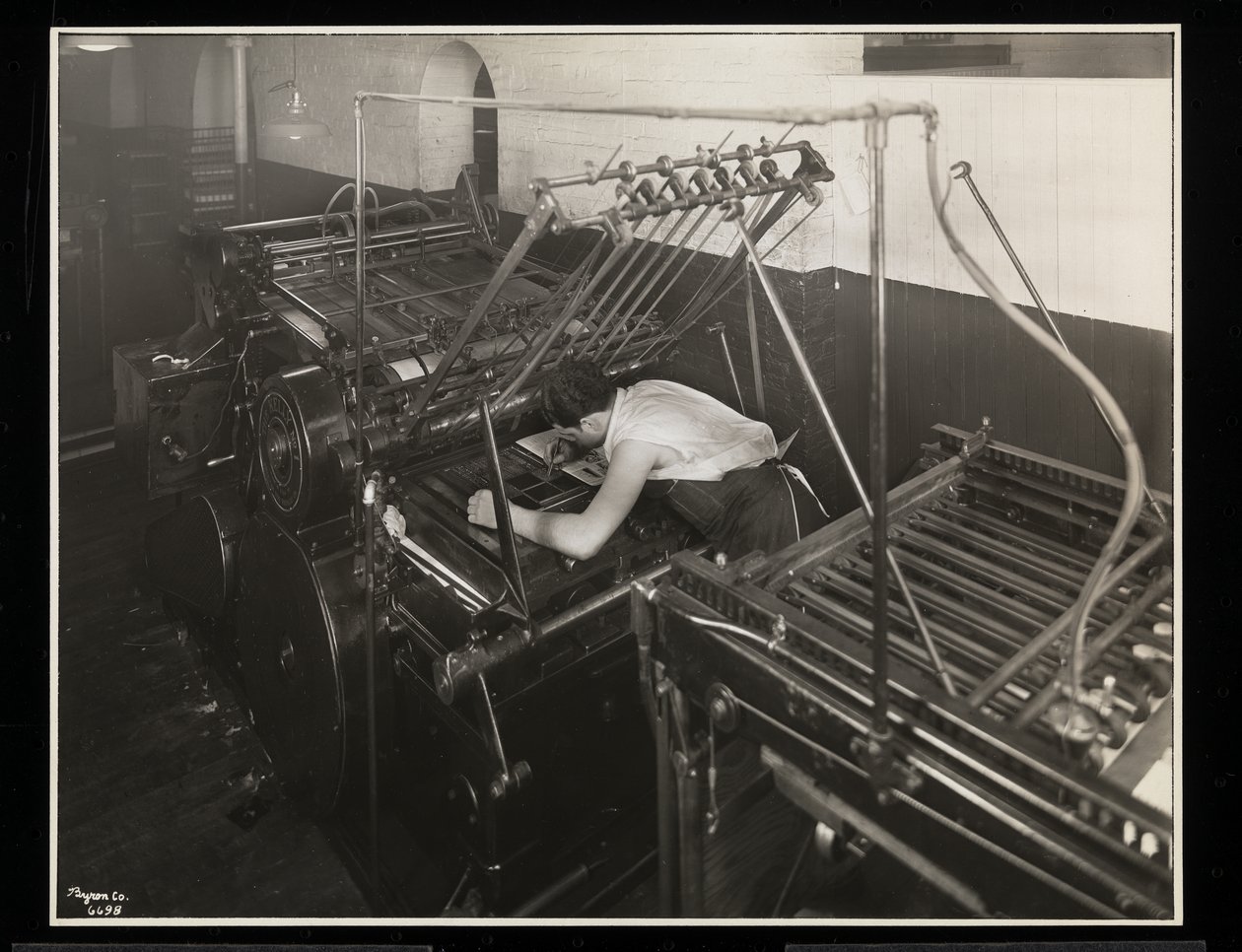 Une presse à imprimer chez Unz und Co., 24 Beaver Street, New York, 1932 - Byron Company