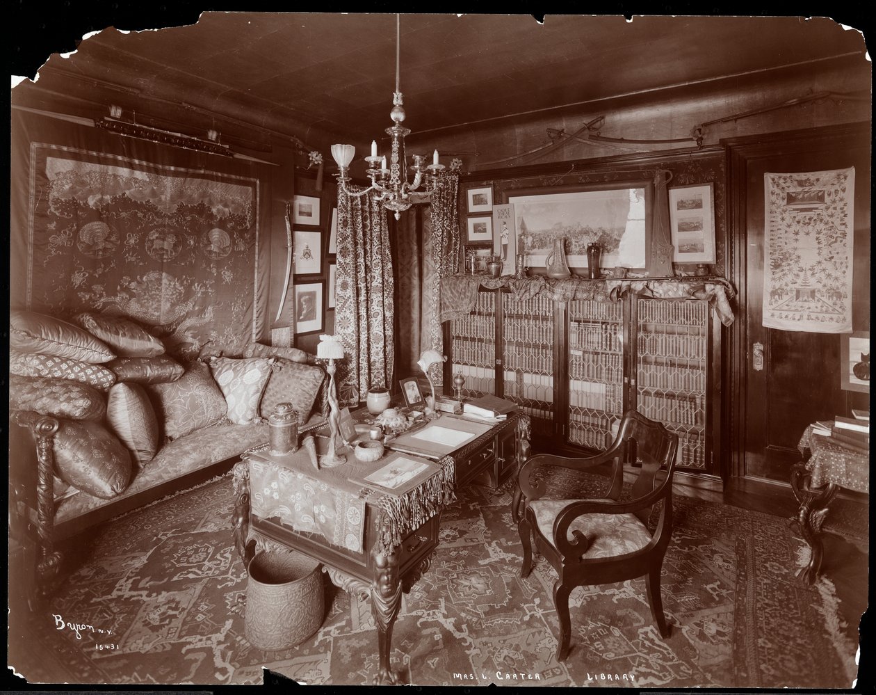 Une bibliothèque privée dans la résidence de Mme Leslie Carter à New York, 1903 - Byron Company