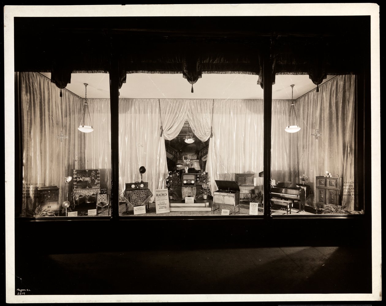Une vitrine à la Aeolian Company, 29 West 42nd Street, New York, 1924 - Byron Company