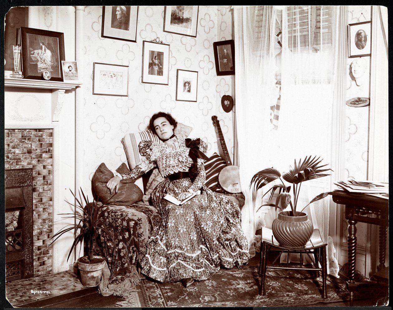 Une femme allongée dans un fauteuil, lisant un livre, 1896-98 - Byron Company