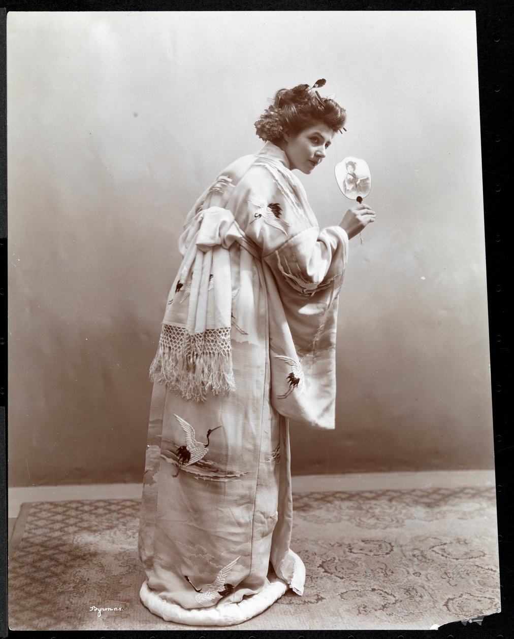 Une femme modélisant un kimono japonais, New York, 1904 - Byron Company