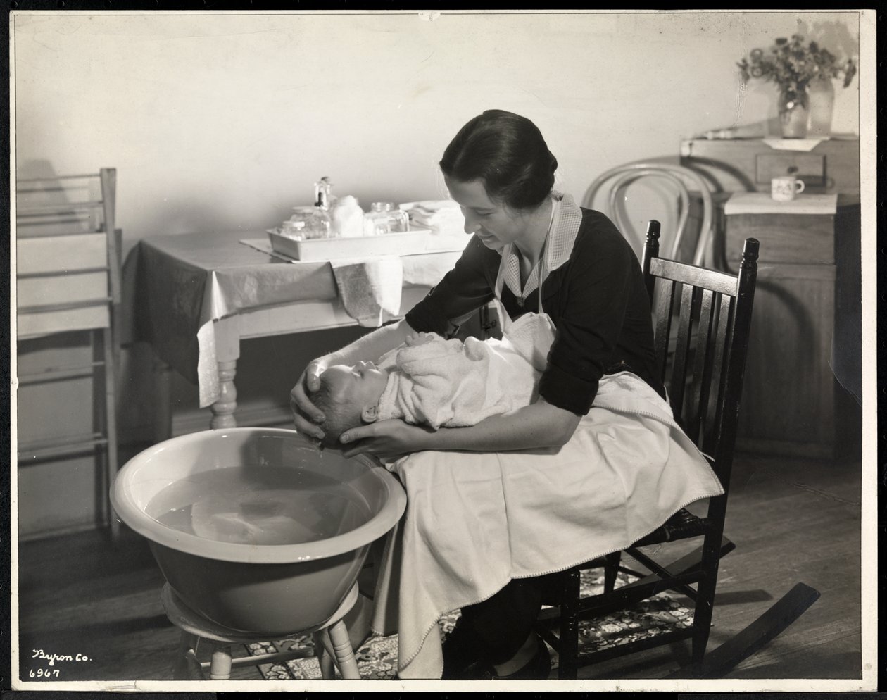 Une femme lavant la tête d