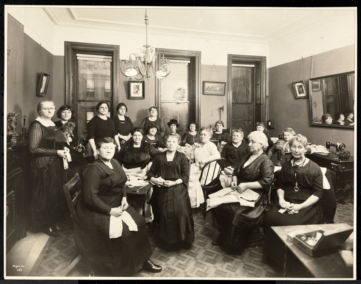 Un cercle de couture de femmes au 157 East 94th Street, Upper East Side, New York, 1920 - Byron Company