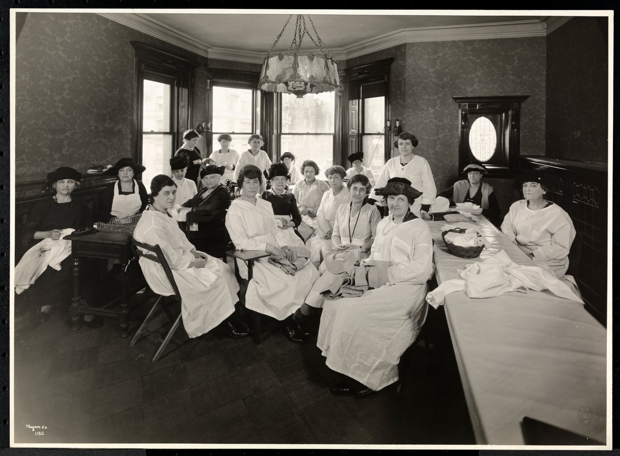 Cercle de couture féminin au coin nord-est de la 88e rue et de West End Avenue, New York, 1920 - Byron Company