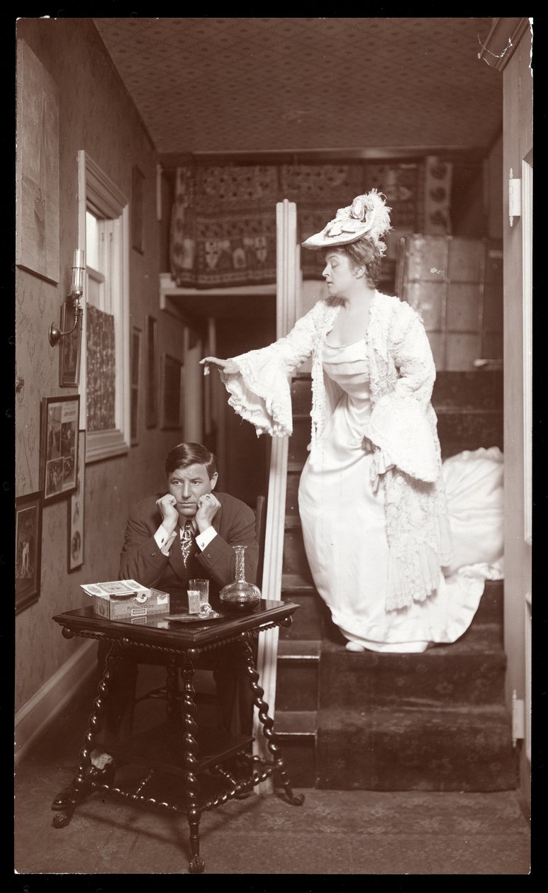 Amelia Bingham et C. Richmond posant dans son appartement, 1905 - Byron Company