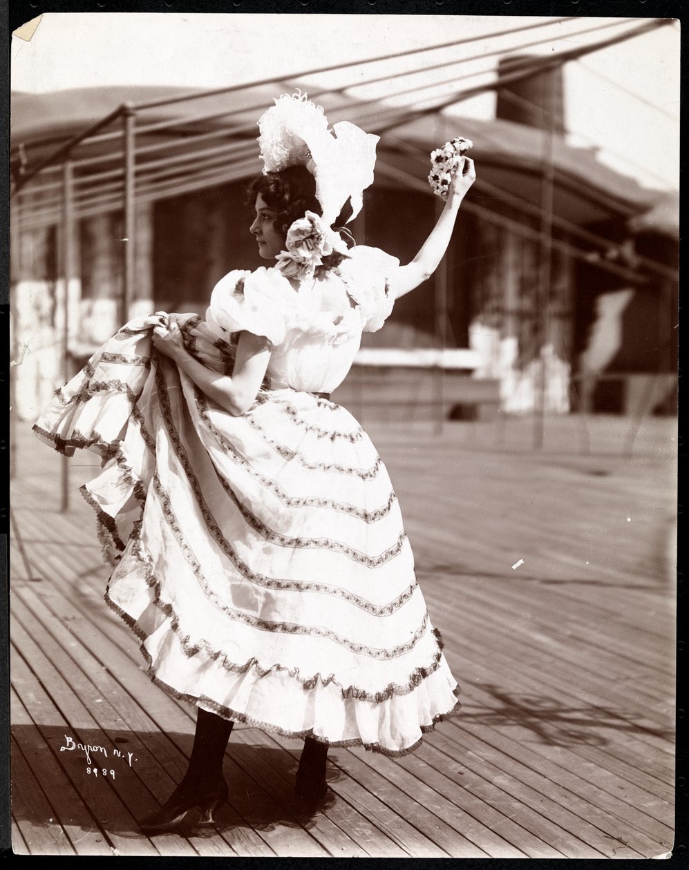 Une actrice en costume répétant sur le toit de ce qui est probablement le New York Theatre, New York, 1900 - Byron Company