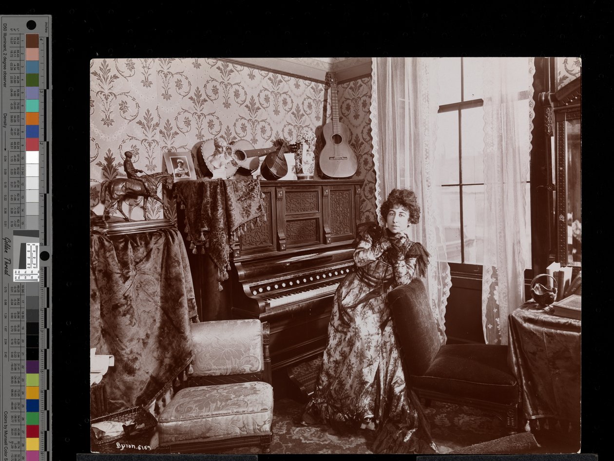 Anita Chartres assise à un piano mécanique, c.1898 - Byron Company
