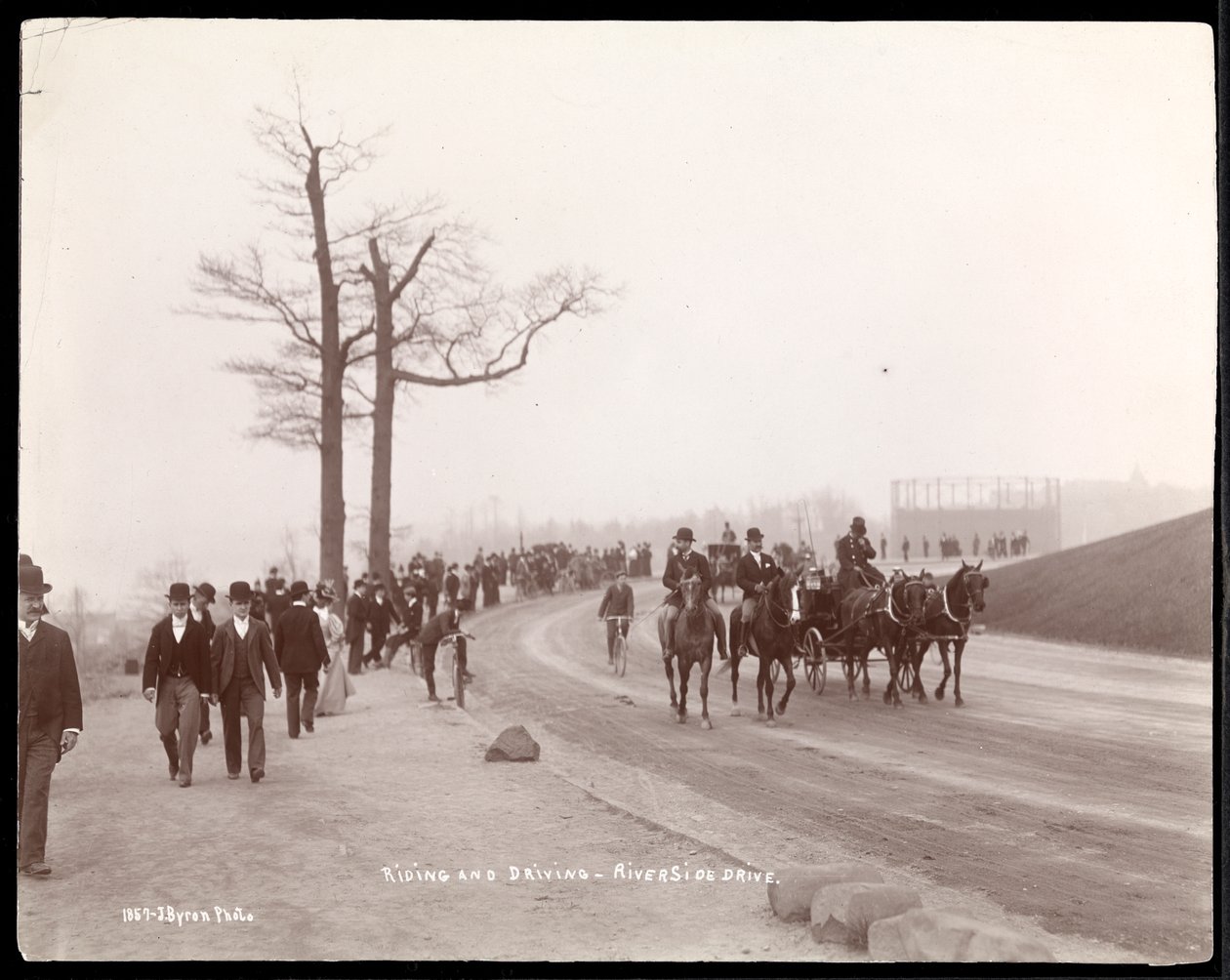 Cyclistes et voitures à cheval au virage de Riverside Drive, New York, 1896 - Byron Company