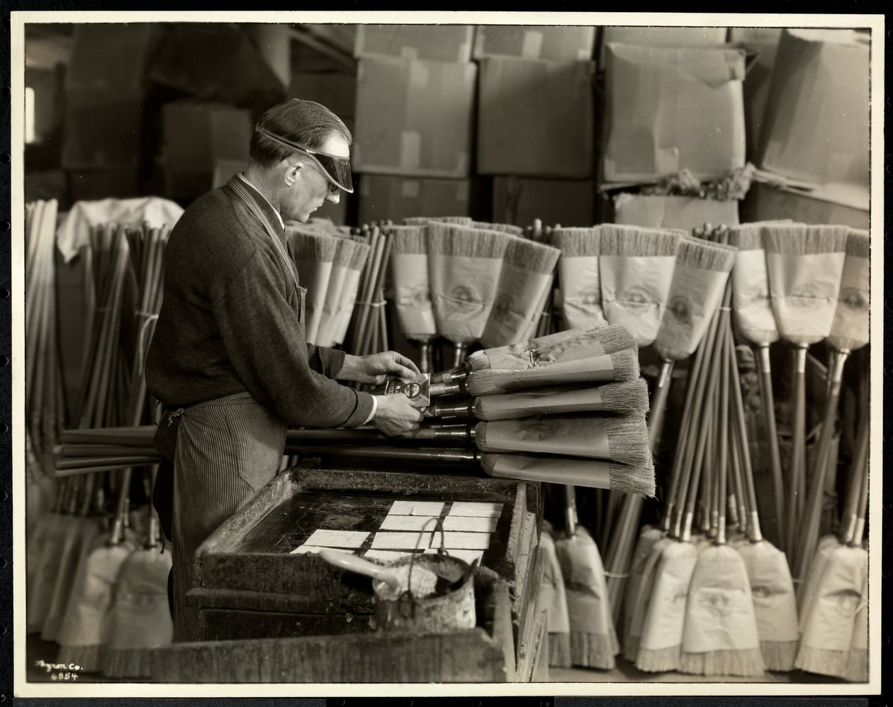 Homme aveugle étiquetant des balais au Bourne Memorial Building, New York, 1935 - Byron Company