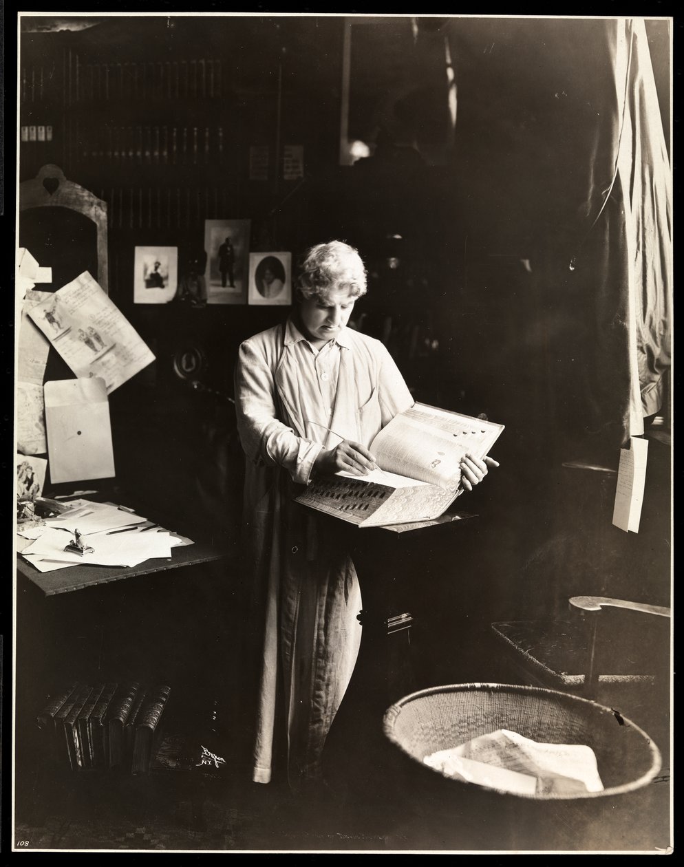 David Belasco debout tenant un dictionnaire, après 1909 - Byron Company