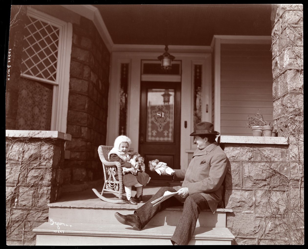 Edgar Smith avec sa fille sur les marches de sa résidence à Elmhurst, Long Island, 1902-3 - Byron Company