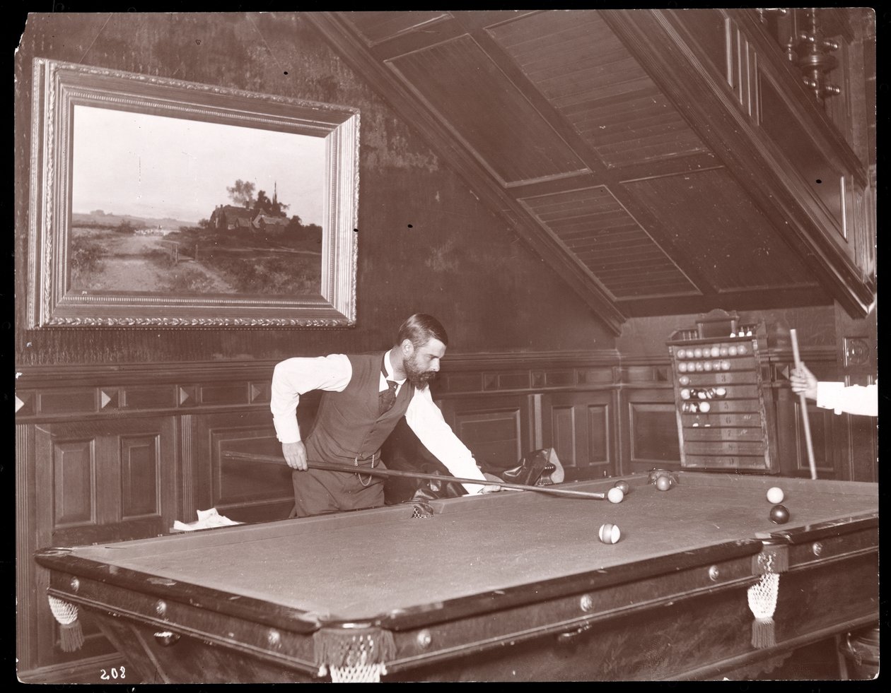 Edwin Gould jouant au billard chez lui à Rhinecliffe, New York, 1893-4 - Byron Company