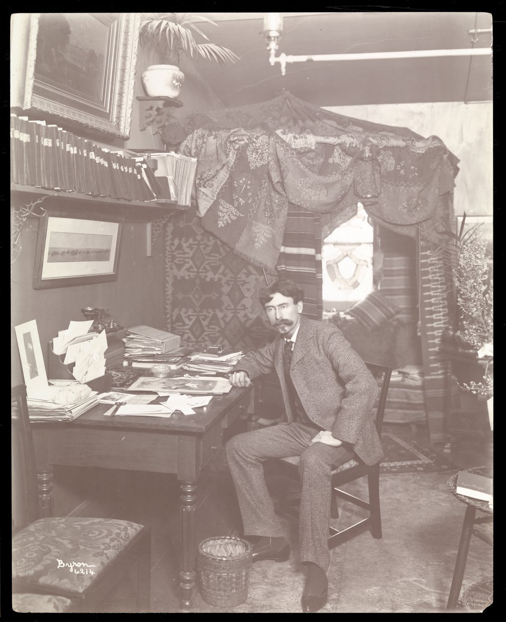 Ernest Thompson chez lui à New York, vers 1899 - Byron Company