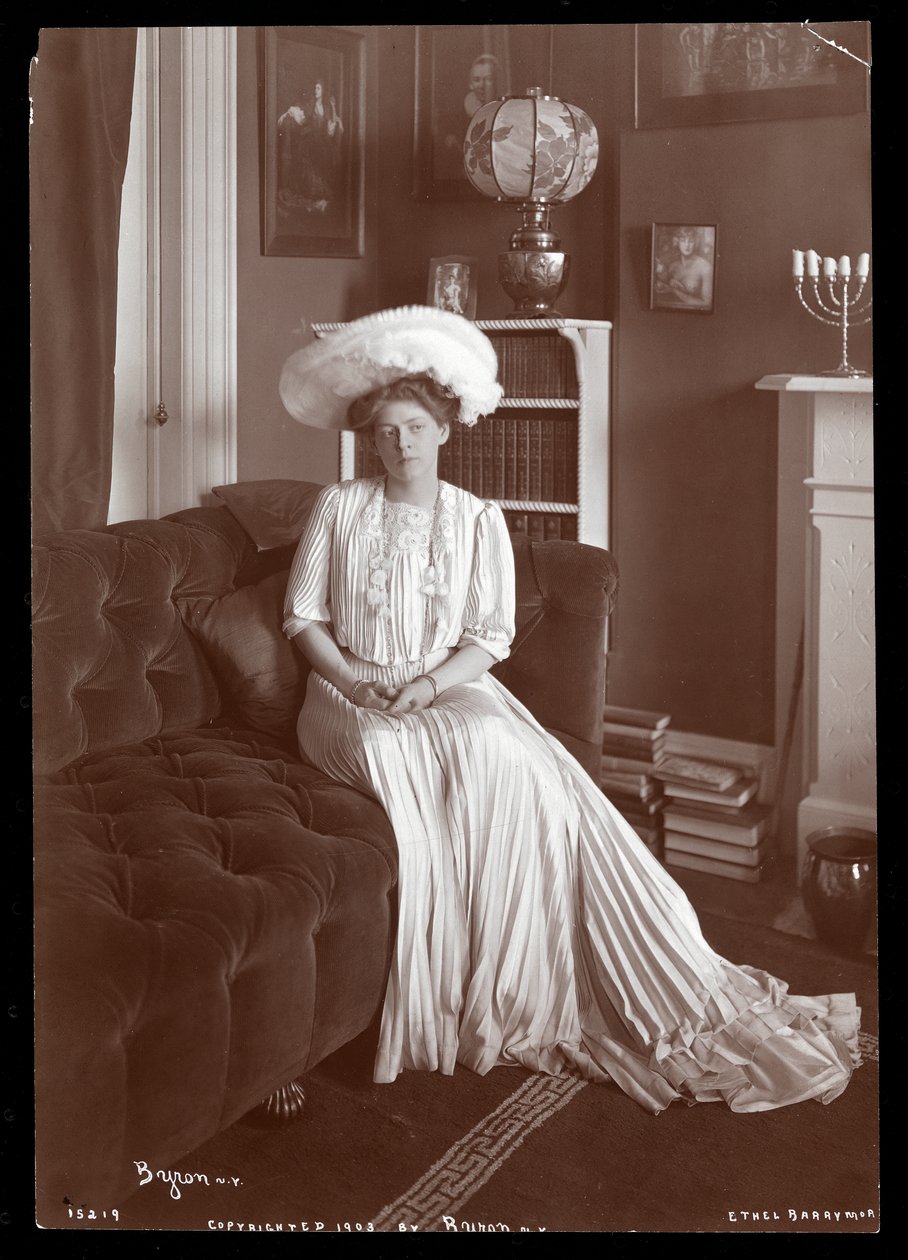 Ethel Barrymore assise dans le salon, 1902 ou 1903 - Byron Company