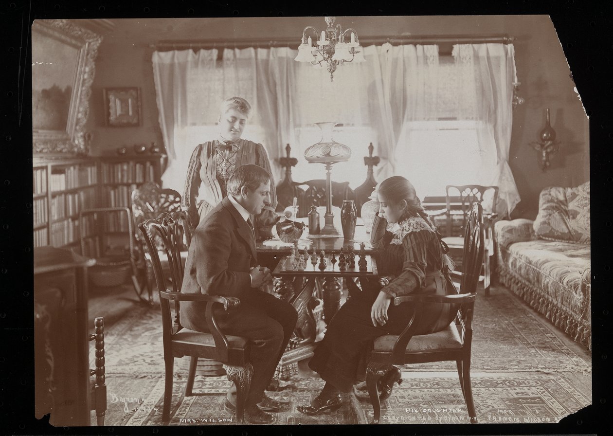 Francis Wilson et sa fille jouant aux échecs dans la salle à manger de leur résidence à New Rochelle, New York - Byron Company