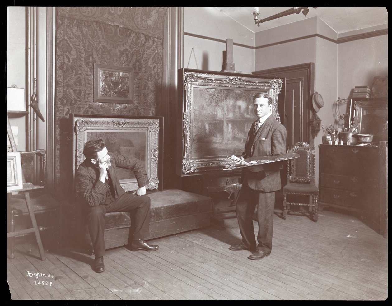 Granville Smith dans son studio, New York, 1907 - Byron Company