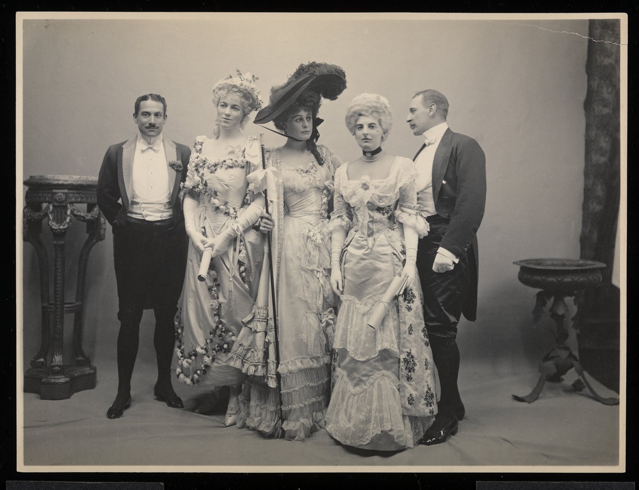 Portrait de groupe de M. Barton Willing, Mlle Alice Blight, Mlle Eleanor Jay (Mme Arthur Iselin), Mlle Therese Iselin et un autre homme au bal James Hazen Hyde, New York, 31 janvier 1905 - Byron Company