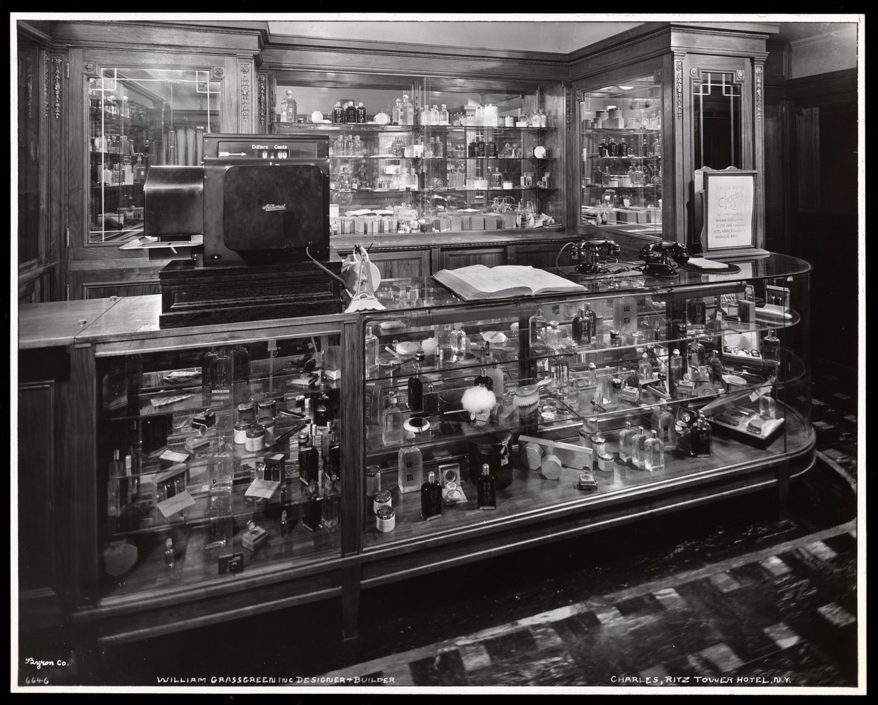 Vue intérieure du salon de beauté Charles of the Ritz dans le Ritz Tower Hotel, Park Avenue et 57th Street, New York, 1932 - Byron Company