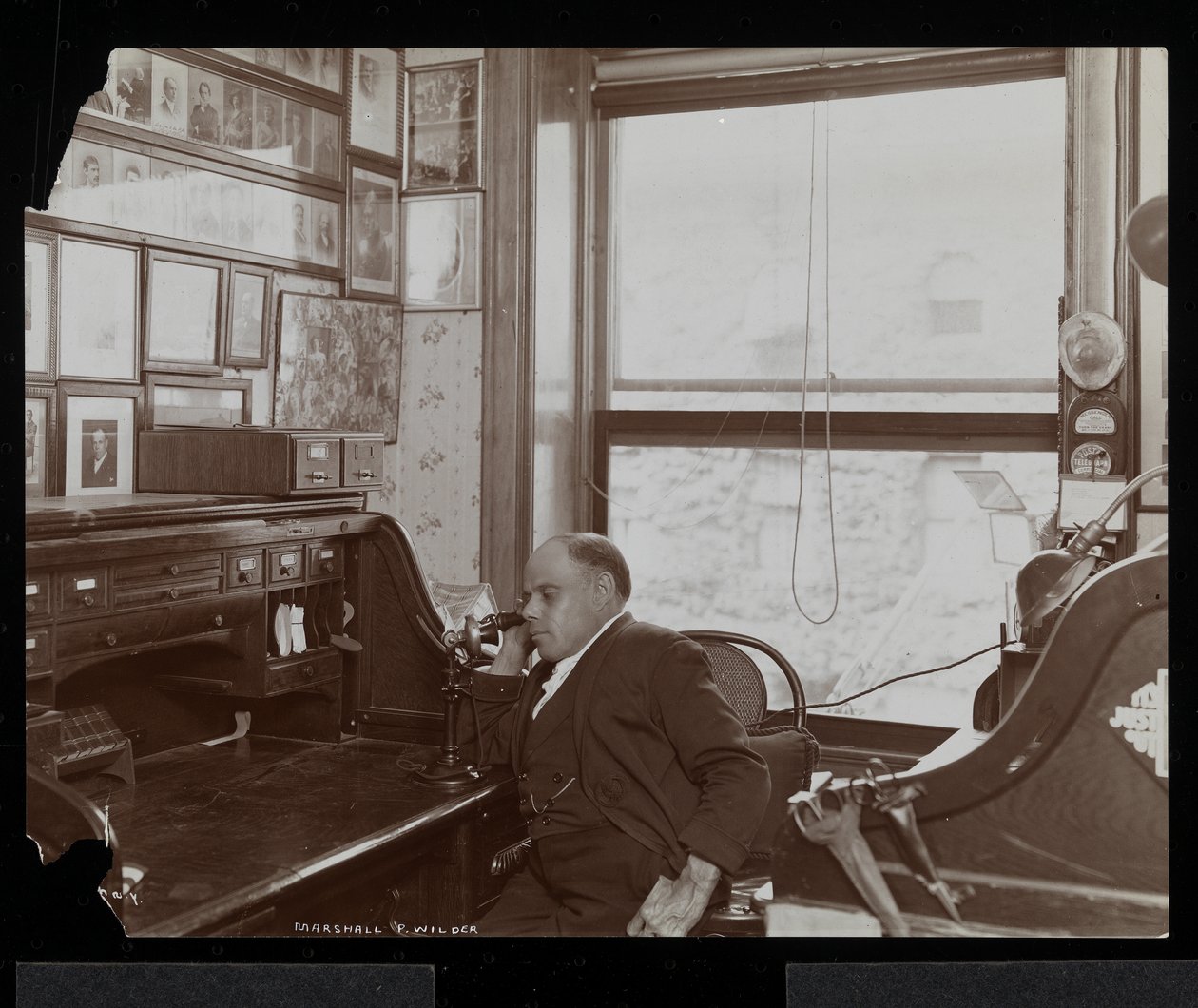 Marshall P. Wilder au téléphone dans son bureau, 1898-99 - Byron Company