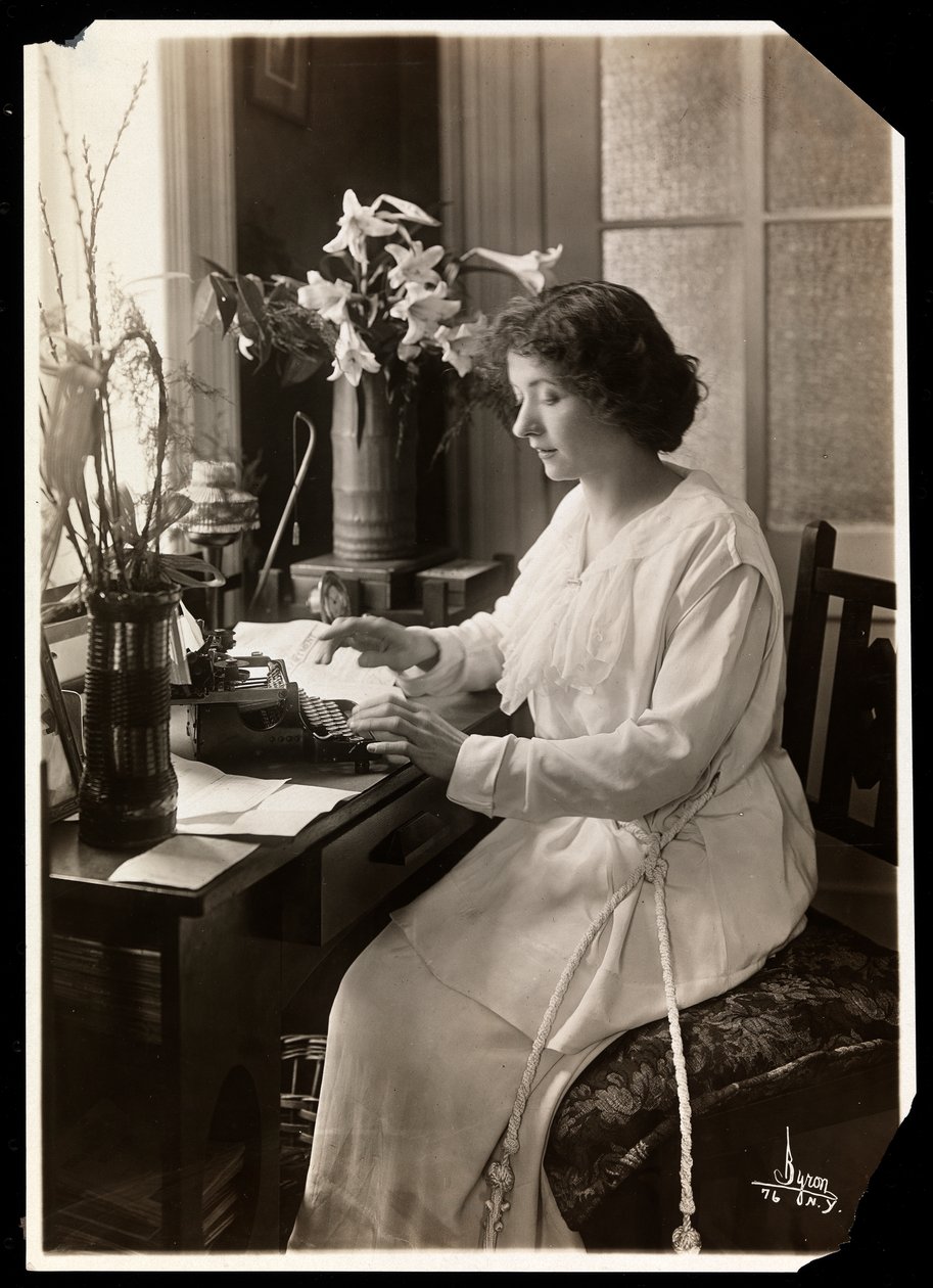 Maude Fealy assise à une machine à écrire, vers 1915 - Byron Company