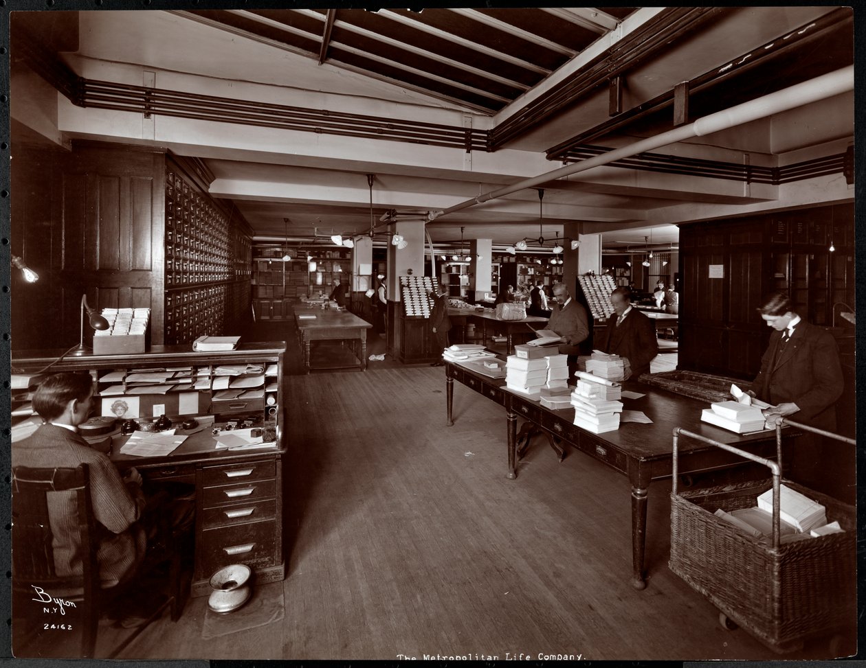 Hommes travaillant dans ce qui semble être une salle de tri à la Metropolitan Life Insurance Co. à la 23e rue et Madison Avenue, New York, 1907 - Byron Company