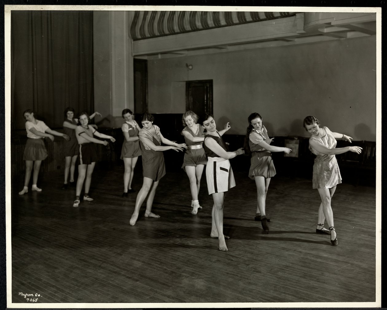 Mme Dean et huit danseuses dans le gymnase de l