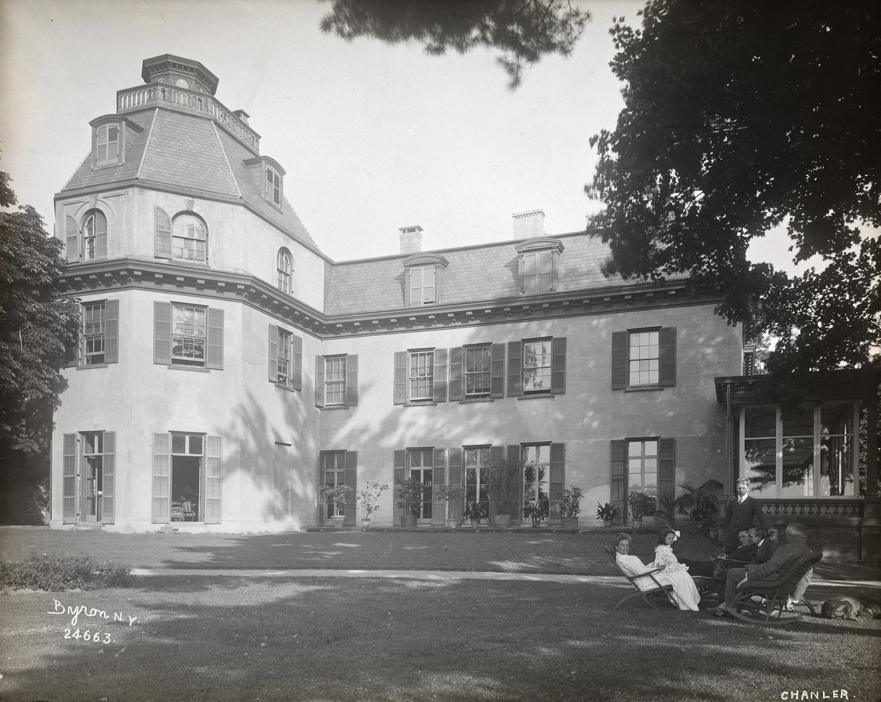 Personnes assises sur des chaises sur la pelouse devant la résidence Astor Chanler à Barrytown, New York, 1907 - Byron Company