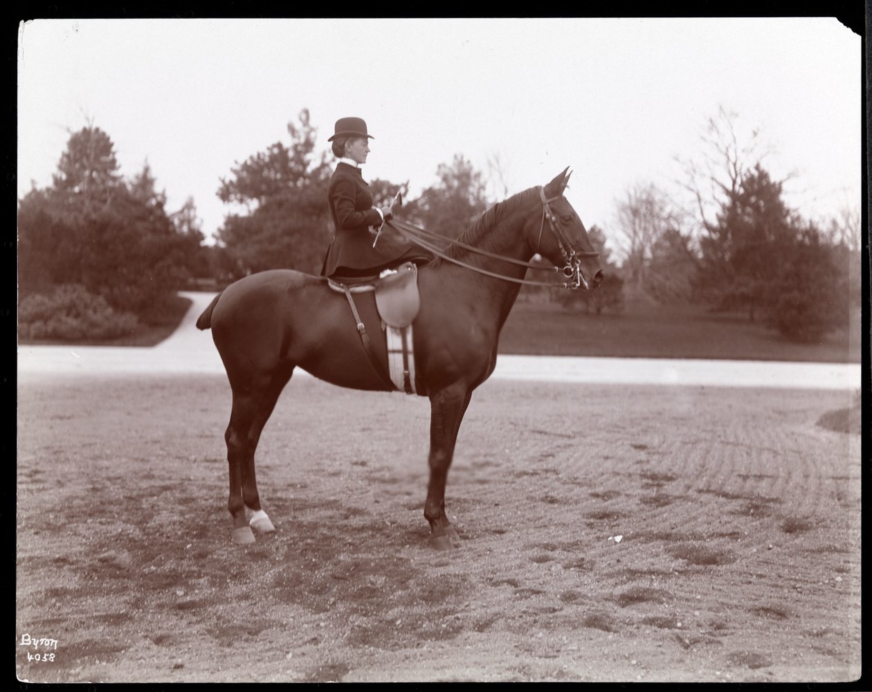 Portrait de Mme Beach posée sur un cheval sur le sentier équestre de Central Park, 1898 - Byron Company