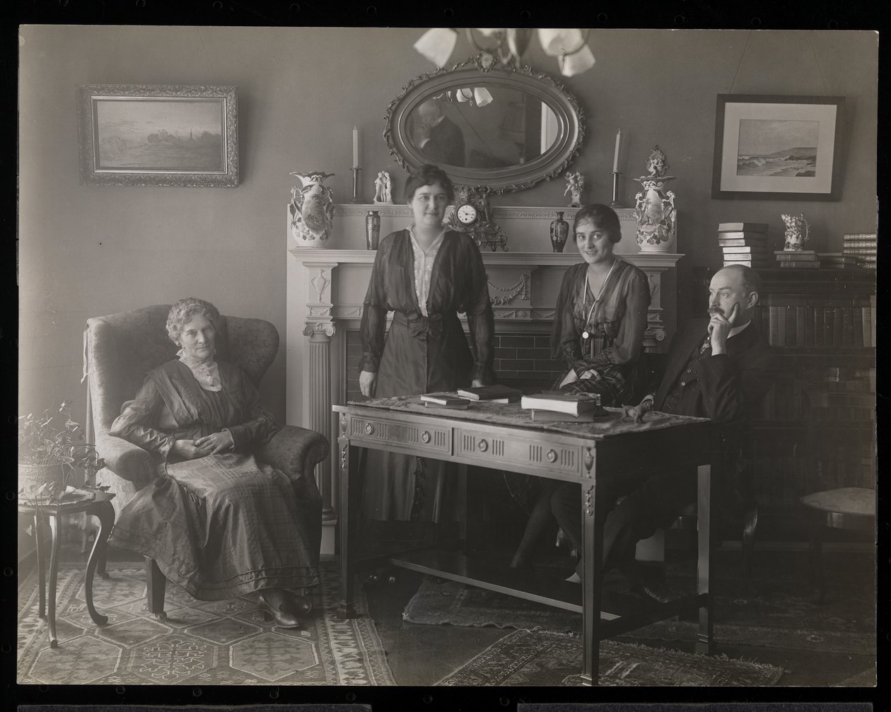 Portrait du dentiste Dr. Gibson et de trois femmes dans sa résidence, c.1905 - Byron Company
