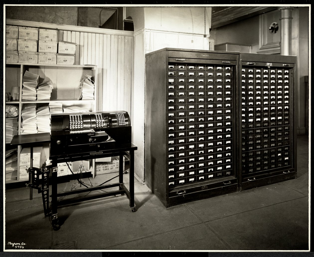 Possiblement une machine à additionner et un classeur avec de petits tiroirs dans le bureau de la blanchisserie Carolyn au 111 East 128th Street, East Harlem, New York, 1929 - Byron Company