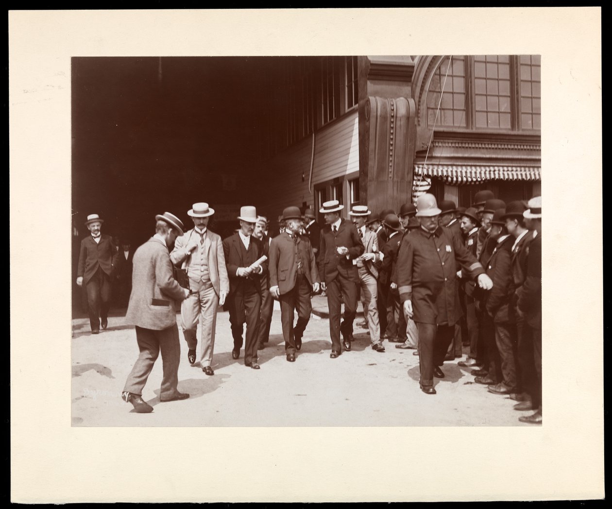 Richard Croker avec foule, 1899 - Byron Company