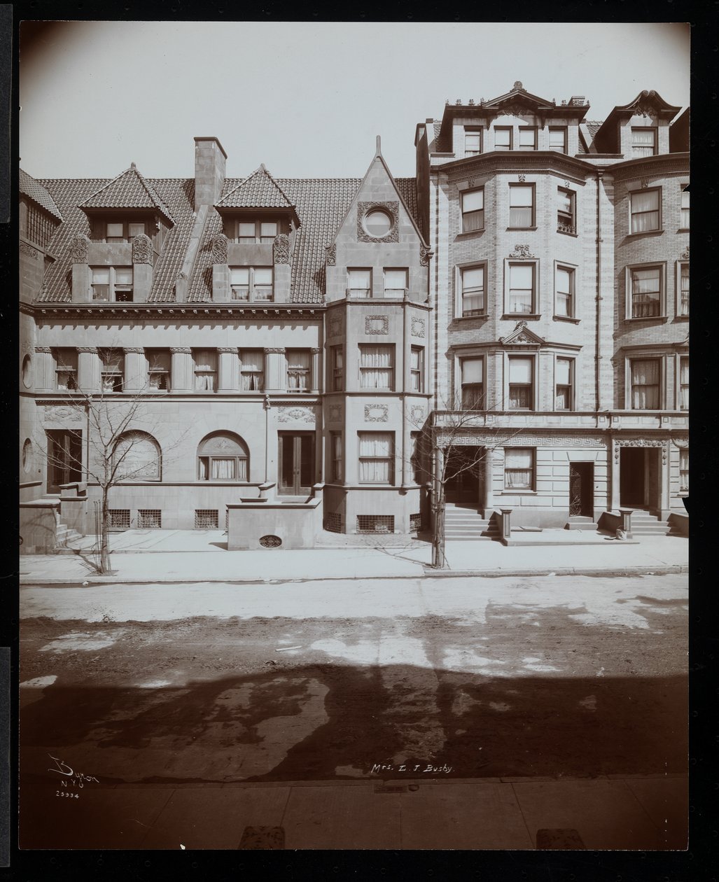 La résidence de Mme Leonard J. Busby au 25 Montgomery Place, Brooklyn, New York, 1907 - Byron Company