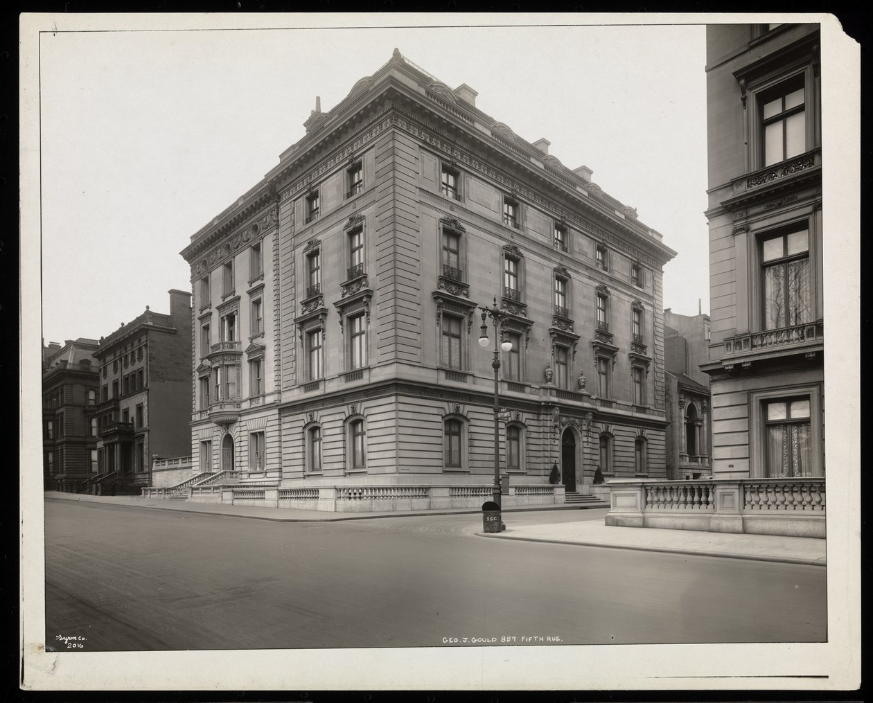 La deuxième résidence de George J. Gould sur ce site à la 67e rue, New York, 1921 - Byron Company