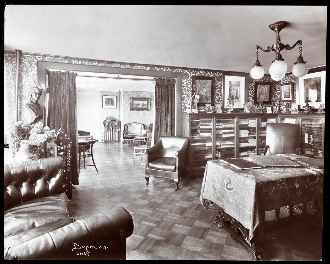 Le bureau dans la résidence de Madame Schumann-Heink, 1906 - Byron Company