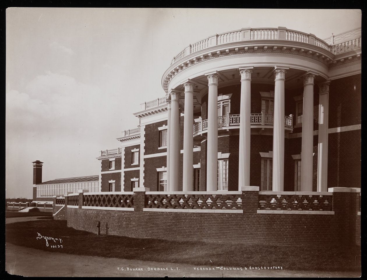 La véranda et la serre de la maison principale sur le domaine de F.G. Bourne à Oakdale, Long Island, New York, 1900 - Byron Company