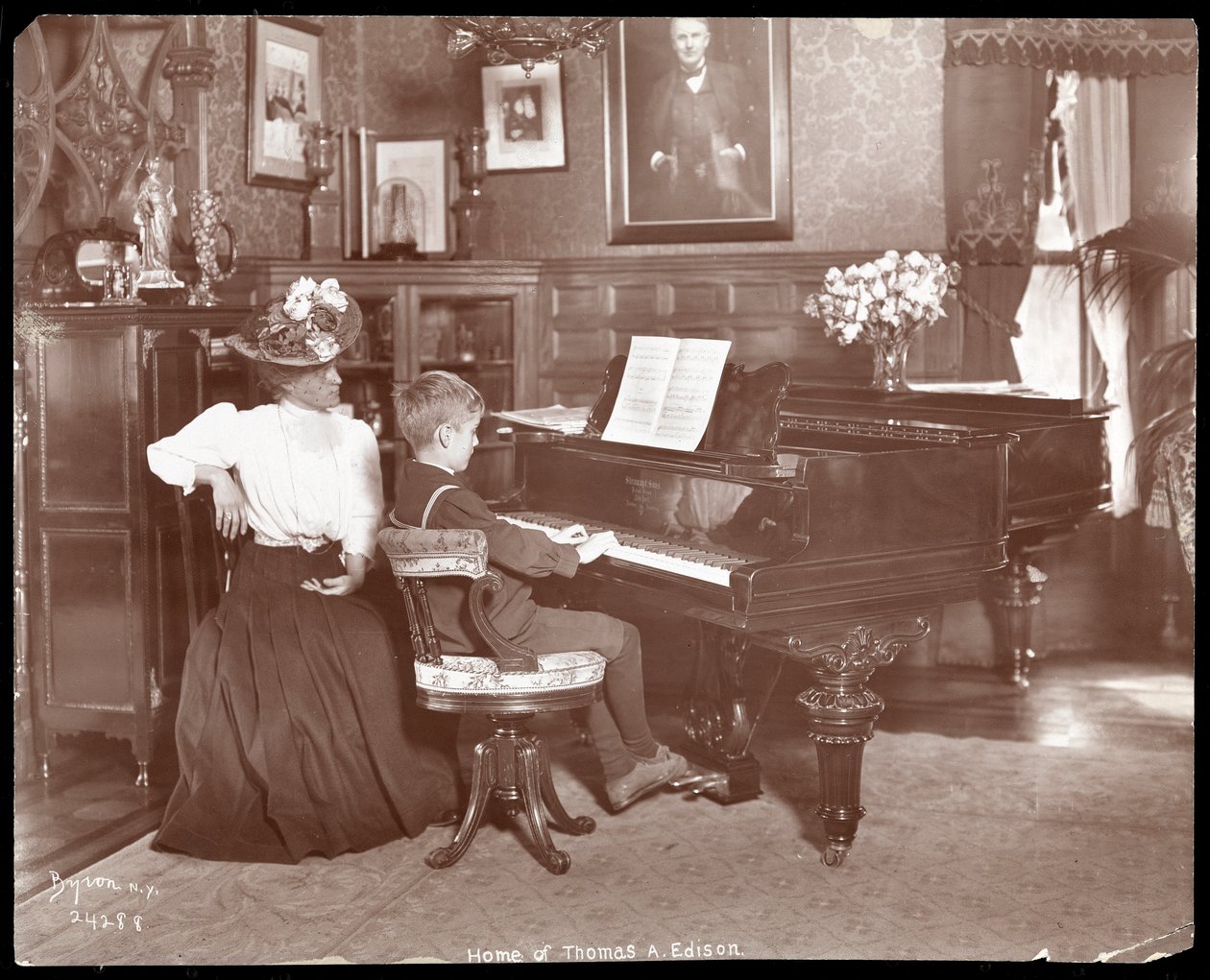 Theodore Edison et son professeur de musique au piano, 1907 - Byron Company