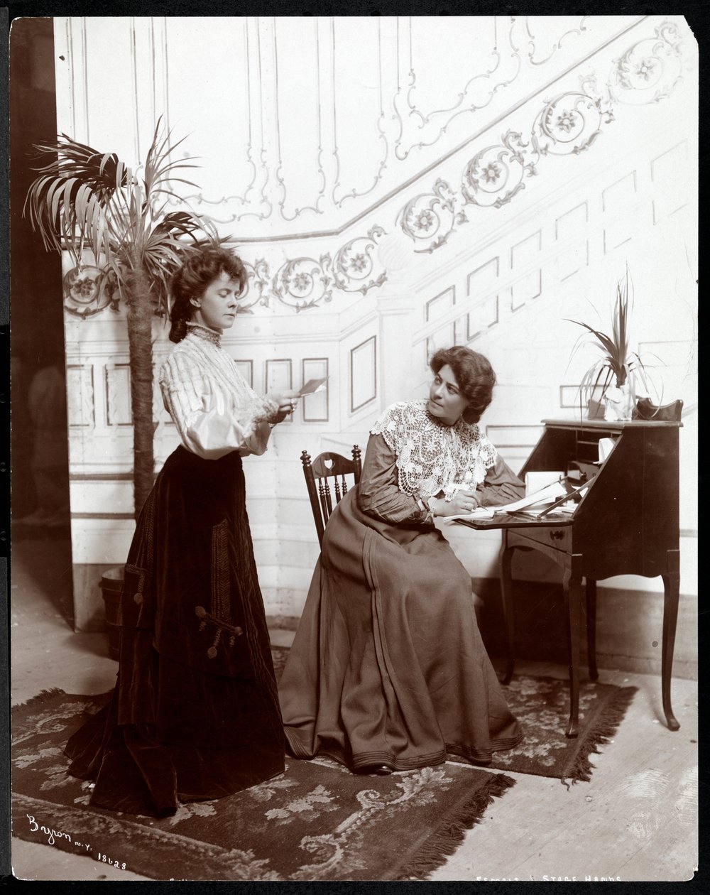 Deux machinistes féminines sur un plateau de théâtre, jouant, New York, 1904 - Byron Company