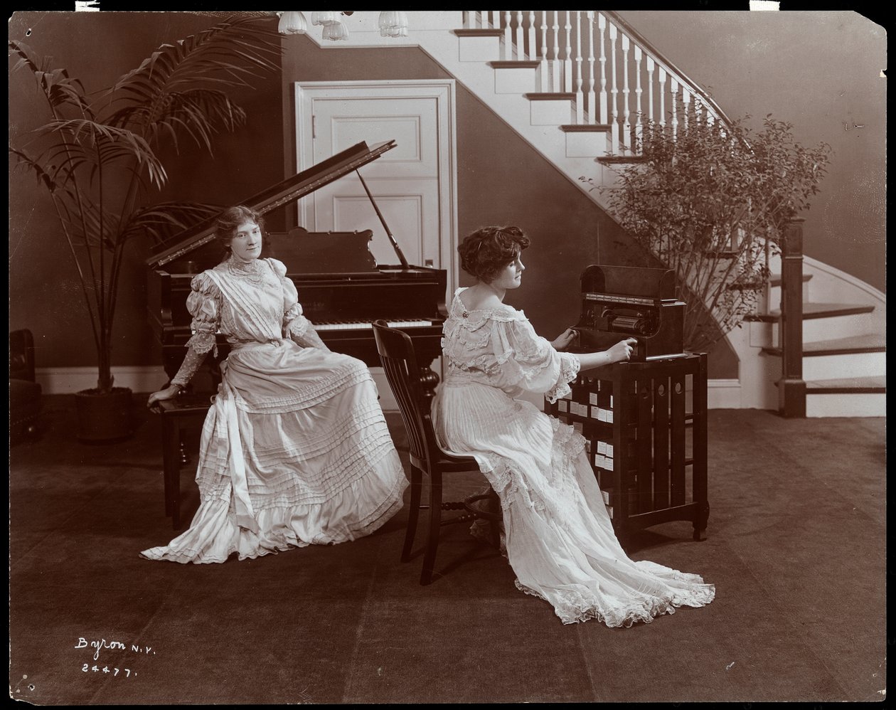 Deux femmes avec un piano et du matériel d