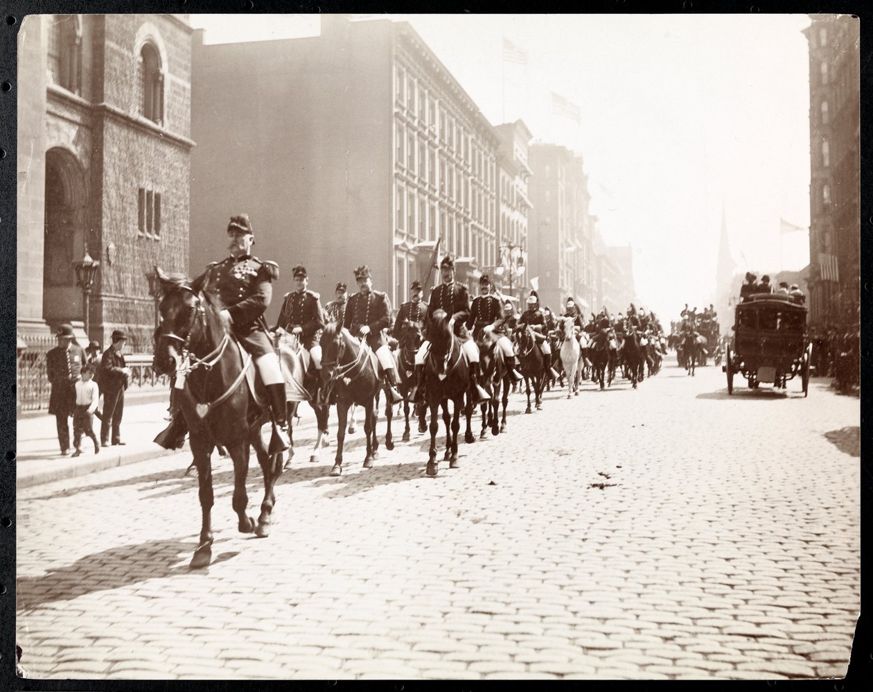 Vue du général McAlpin et de John Jacob Astor menant un défilé à cheval du personnel du gouverneur sur la 5e Avenue, New York, 1909 - Byron Company